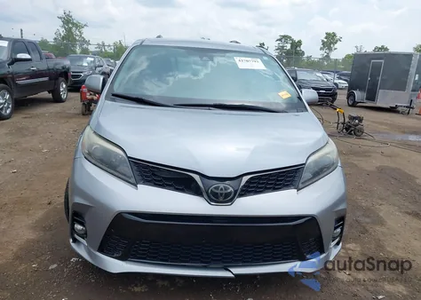 2018 Toyota Sienna Se 8 Passenger z USA, uszkodzony, nr VIN 5TDXZ3DC9JS925501
